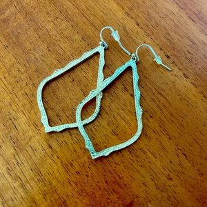 Kendra Scott Sophee Drop Earrings in gold.